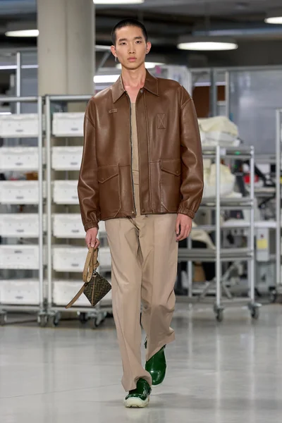 Look 16